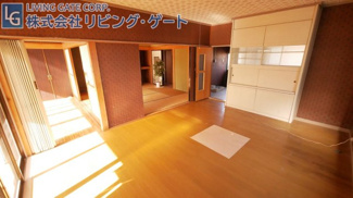 【居間・リビング】 | 南アルプス市飯野 角地 公園が近い中古戸建 4LDK | 1階南東側から撮影。