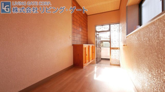 【玄関】 | 南アルプス市飯野 角地 公園が近い中古戸建 4LDK | 広々とした玄関ホール。