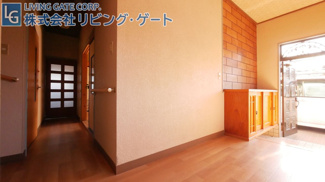 【内装】 | 南アルプス市飯野 角地 公園が近い中古戸建 4LDK | 玄関からリビングまでの導線。