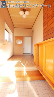 【玄関】 | 南アルプス市飯野 角地 公園が近い中古戸建 4LDK | 光が差し込む玄関。嬉しいシューズボックス付き。