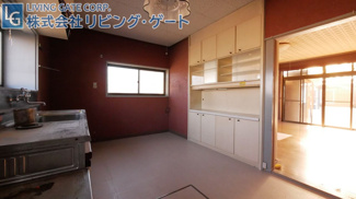 【キッチン】 | 南アルプス市飯野 角地 公園が近い中古戸建 4LDK | キッチン反対側の収納。