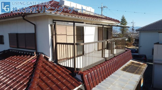 【バルコニー】 | 南アルプス市飯野 角地 公園が近い中古戸建 4LDK | 南向きで陽当たり良好のバルコニー。