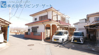 【前面道路含む現地写真】 | 南アルプス市飯野 角地 公園が近い中古戸建 4LDK | 交通量が少なく車庫入れし易い立地。(普通車の方は1度現地にて車庫入れの幅を確認されることをお勧め致します。)
