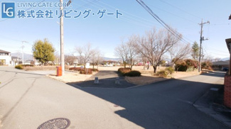 【周辺】 | 南アルプス市飯野 角地 公園が近い中古戸建 4LDK | 真横の公園。