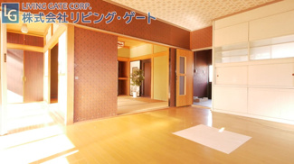 【居間・リビング】 | 南アルプス市飯野 角地 公園が近い中古戸建 4LDK | 1階リビング11帖。南向きで陽当たり良好。(撮影時は電気が付かない状態でしたがこの明るさ)