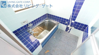 【浴室】 | 南アルプス市飯野 角地 公園が近い中古戸建 4LDK | 昔ながらのタイル張りの浴室。ご購入後にユニットバスへリフォームされてみてはいかがでしょうか？勿論、このまま使用することも可能です。