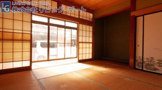 【和室】 | 南アルプス市飯野 角地 公園が近い中古戸建 4LDK | 1階8帖和室。懐かしさを感じます。