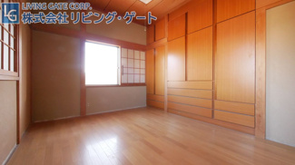【洋室】 | 南アルプス市飯野 角地 公園が近い中古戸建 4LDK | 6帖洋室。収納棚がある為沢山収納出来ます。