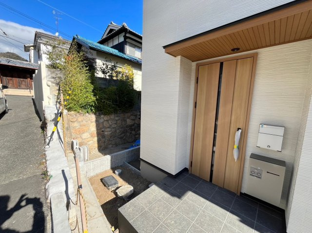 三条町戸建てのエントランス