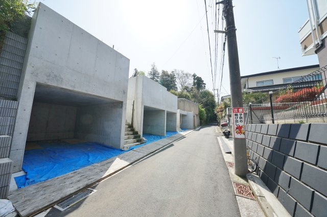 【横浜市保土ケ谷区仏向町1135-3全5棟新築戸建てD号棟】★仲介手数料無料★（仏向小学校・橘中学校）の前面道路含む現地写真
