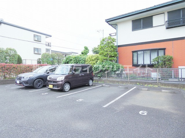 リヴェール高幡7の駐車場