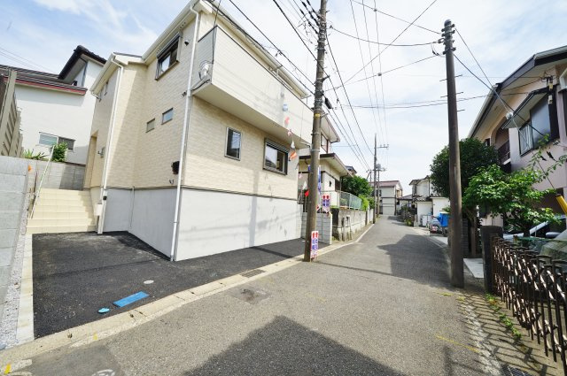 【横浜市旭区白根７丁目7-7-7新築戸建て】★仲介手数料無料★（不動丸小学校・鶴ヶ峰中学校）の前面道路含む現地写真