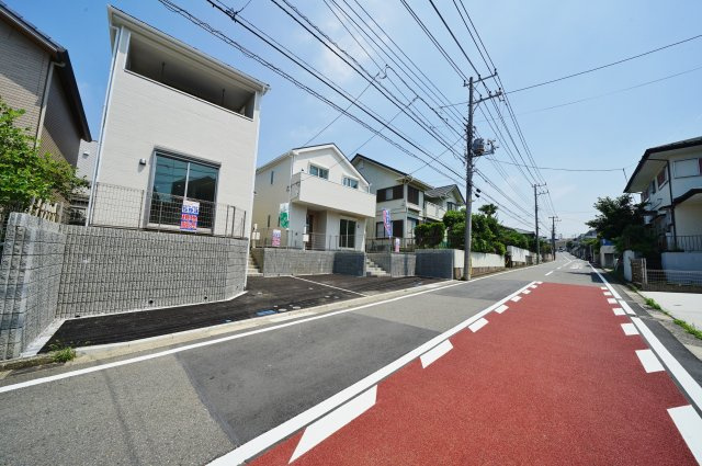 【横浜市旭区白根６丁目13-18全２棟新築戸建て１号棟】★仲介手数料無料★（不動丸小学校・鶴ヶ峰中学校）の前面道路含む現地写真