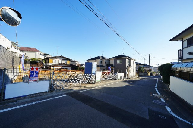 【横浜市旭区白根６丁目50-16全２棟新築戸建て１号棟】★仲介手数料無料★（不動丸小学校・鶴ヶ峰中学校）の前面道路含む現地写真