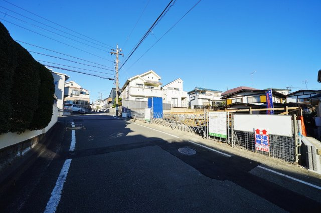 【横浜市旭区白根６丁目50-16全２棟新築戸建て１号棟】★仲介手数料無料★（不動丸小学校・鶴ヶ峰中学校）の前面道路含む現地写真
