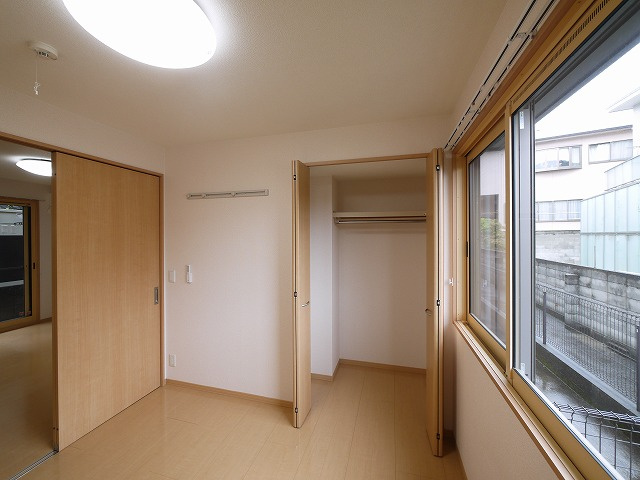 ラフィーネ松ヶ丘の洋室|明るい洋室です