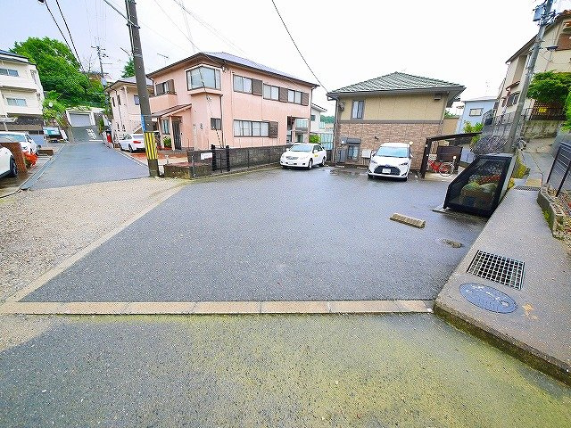 ラフィーネ松ヶ丘の駐車場|駐車場があるので、車を買う予定の方も安心です