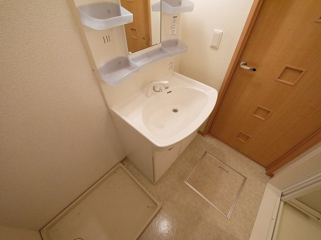 ラフィーネ松ヶ丘の洗面所|明るい洗面所です