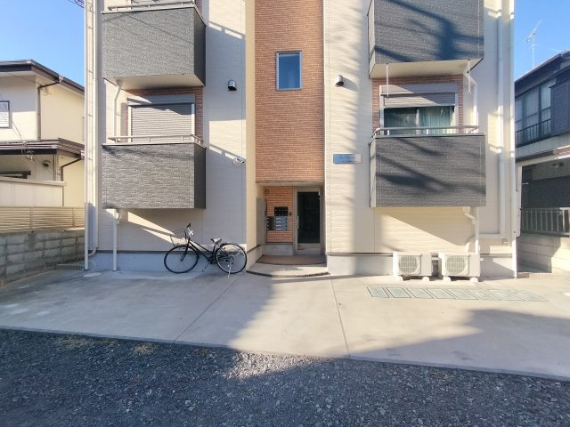グリシーヌ岩槻本町のエントランス