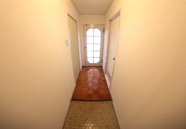 カワトコーポラスの玄関|明るい玄関です