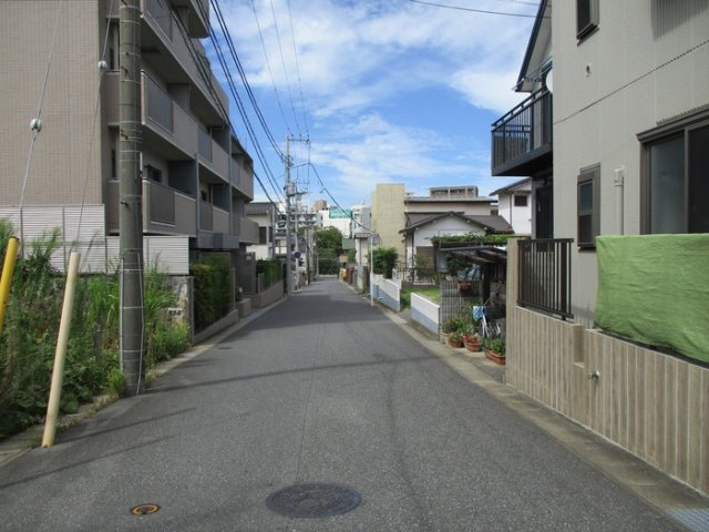 千葉市花見川区検見川町３丁目のアパートのエントランス|近隣道路