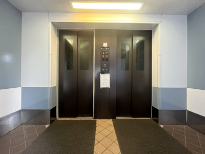 【その他共用部分】 | 【売主直売】日吉ロイヤルマンション | お買い物時やベビーカーの出し入れに便利なエレベーター付です。混雑時にも便利なエレベーター2基付です。