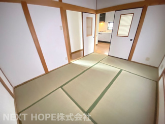 【和室】 | 尼崎市立花町１丁目中古テラスハウス | ２階和室６帖です♪リビングに隣接しており、建具をオープンにしていただくと広がる空間を確保できますね(^^)