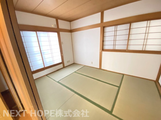 【和室】 | 尼崎市立花町１丁目中古テラスハウス | ３階和室6帖です♪バルコニーに面した明るく開放的な室内です！！ぜひ現地でご確認ください！お気軽にネクストホープ不動産販売までお問い合わせを！！