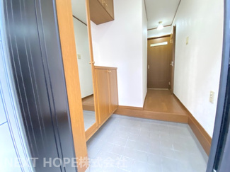 【玄関】 | 尼崎市立花町１丁目中古テラスハウス | 玄関から室内です♪令和５年８月ロフォーム済み！いつでもご覧いただけます(^^)お気軽にネクストホープ不動産販売までお問い合わせを！！