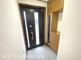 【玄関】 | 尼崎市立花町１丁目中古テラスハウス | 玄関には大きなシューズBOXが設けられております♪ご家族のたくさんの靴もスッキリ収納できますね(^^)