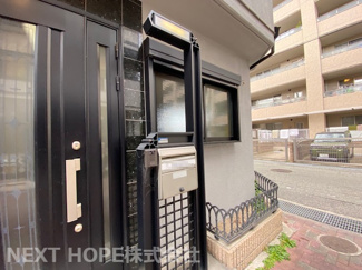 【玄関】 | 尼崎市立花町１丁目中古テラスハウス | 玄関扉は親子扉になっております♪