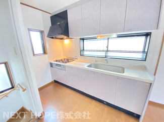 【キッチン】 | 尼崎市立花町１丁目中古テラスハウス | システムキッチンです♪収納力も有ります！シンク前には窓も有り、明るく快適です！！