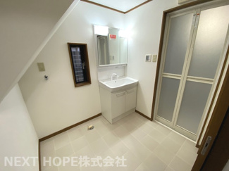 【独立洗面台】 | 尼崎市立花町１丁目中古テラスハウス | 洗面化粧台です♪シャワー水栓で使い勝手も良いです！鏡は三面鏡です！鏡の後ろは小物収納になっております(^^)