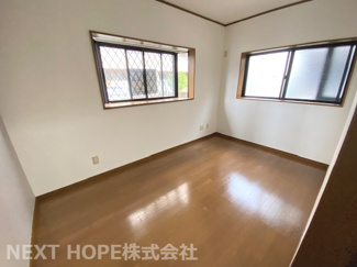 【洋室】 | 尼崎市立花町１丁目中古テラスハウス | 洋室です♪出窓も有り、実際より広く感じられます！！