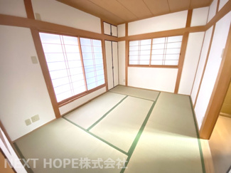 【和室】 | 尼崎市立花町１丁目中古テラスハウス | ２階和室6帖です♪足を伸ばして寛げる居室です！！小さなお子様の遊びスペースとしても活躍してくれます！！