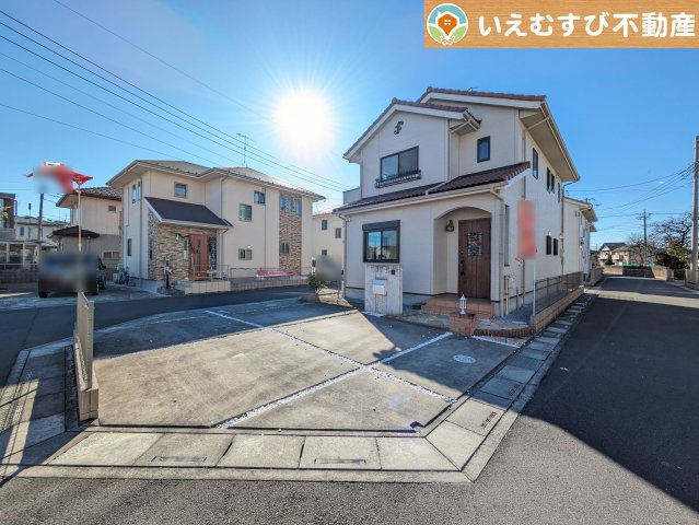 熊谷市拾六間　中古戸建の駐車場|2台駐車可能なスペース完備
しっかり舗装してある駐車スペースで天気が悪く足元が悪い日でも乗り降りしやすい♪