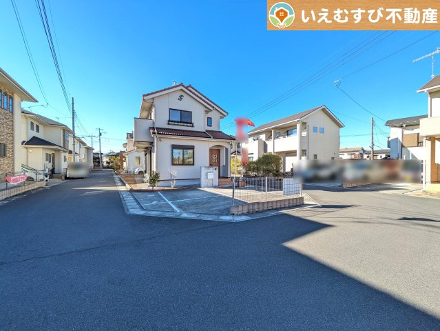 熊谷市拾六間　中古戸建の前面道路含む現地写真|三方角地で開放的
ゆとりの広さの前面道路でお車の出し入れ楽々♪日当り良好！