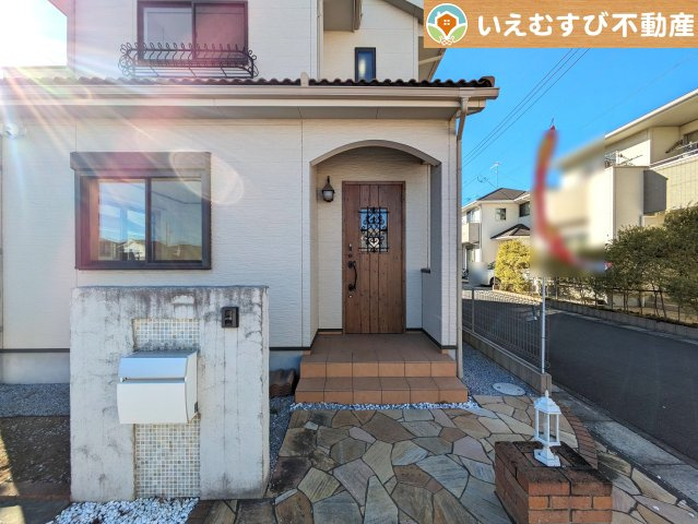 熊谷市拾六間　中古戸建のエントランス|落ち着いた色づかいでおしゃれなエントランス
ゆとりの広さのポーチ付きなので雨の日でも安心♪