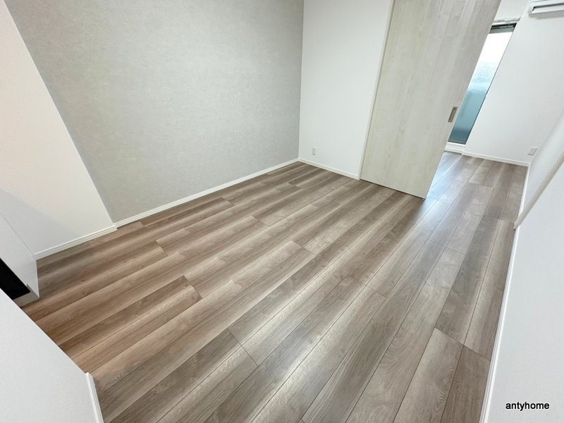 クレセント江坂　仲介手数料無料の居間・リビング