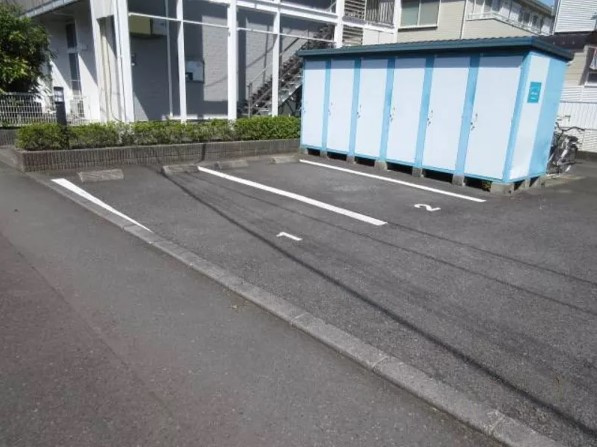 レオパレス鶴園のエントランス