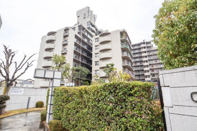 【外観】 | コスモ八尾 | 駅から徒歩９分！
閑静な住宅街に建つマンションです