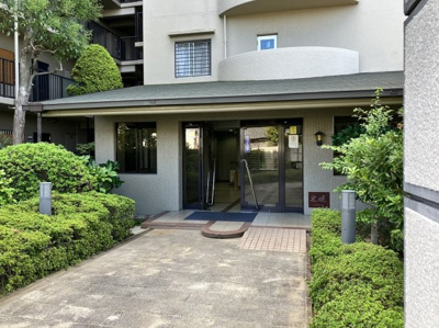 【エントランス】 | コスモ八尾 | アプローチの有るエントランス