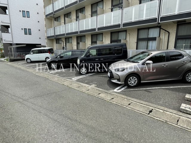 レオパレスレコルテ松ヶ枝の駐車場