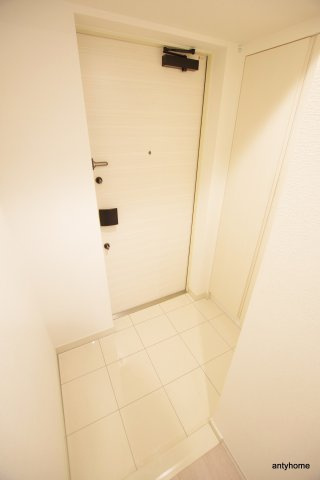 コンフォリア江坂　仲介手数料無料の玄関