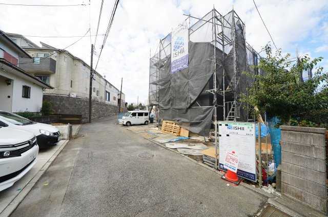 【横浜市保土ケ谷区仏向町1418-23全３棟新築戸建て１号棟】★仲介手数料無料★（仏向小学校・橘中学校）の前面道路含む現地写真