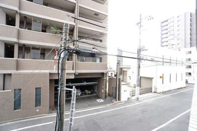 【展望】 | 【上質リノベ】平和大通りパークマンション | 【シティービュー】
都会の物件からの眺望を想像すると、
周りの建物に押しつぶされそうになりますが、
本物件目の前の建物との距離もあり、視界はそこそこ開けてますね。