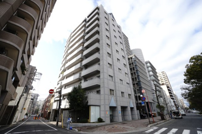 【外観】 | 【上質リノベ】平和大通りパークマンション | 【耐震性】
耐震性の高さを判断するポイントは、
建築確認申請日が1981年6月1日以降の
新耐震基準に適合しているかどうか。
震度６程度の大地震でも
建物が崩壊しないレベルが基準になりました。