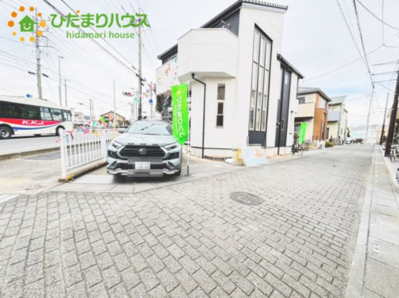 桶川市上日出谷南1丁目　中古一戸建ての前面道路含む現地写真