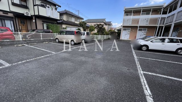 レオパレスセレブの駐車場