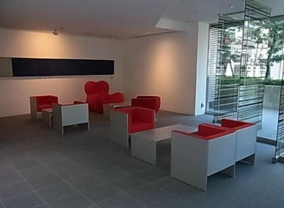 ライオンズ四谷タワーゲートのロビー|赤色がアクセント